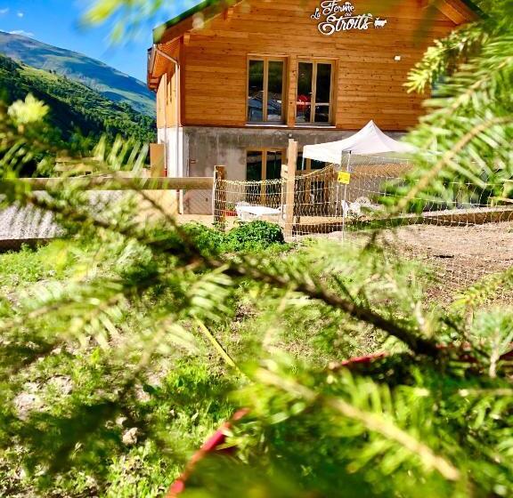 اتاق استاندارد با چشم‌انداز کوهستان, La Ferme Des étroits