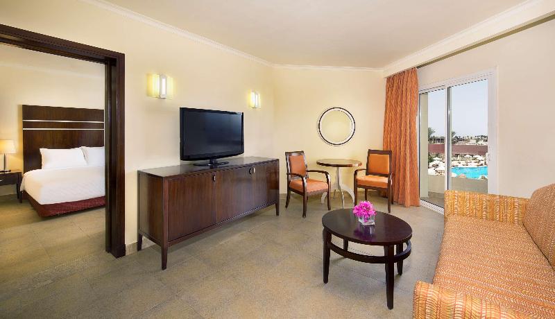 سوییت با چشم‌انداز استخر, Doubletree By Hilton Sharm El Sheikh  Sharks Bay Resort