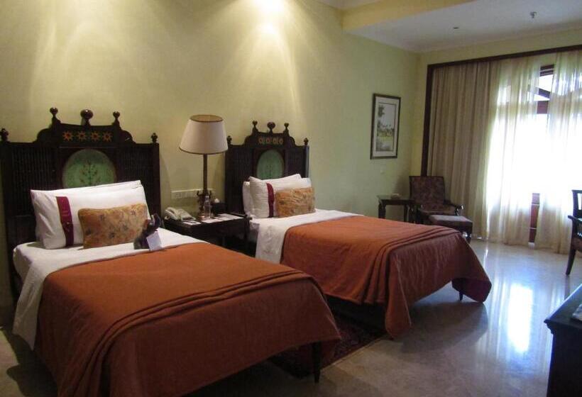 غرفة قياسية مطلّة علي حمام السباحة, The Lalit Golf & Spa Resort Goa
