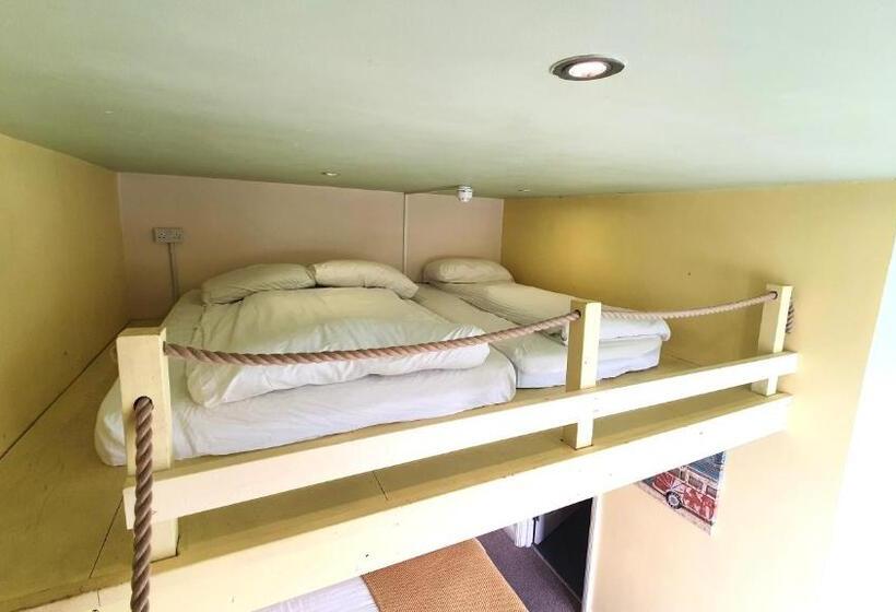 חדר משפחתי, Reef Lodge