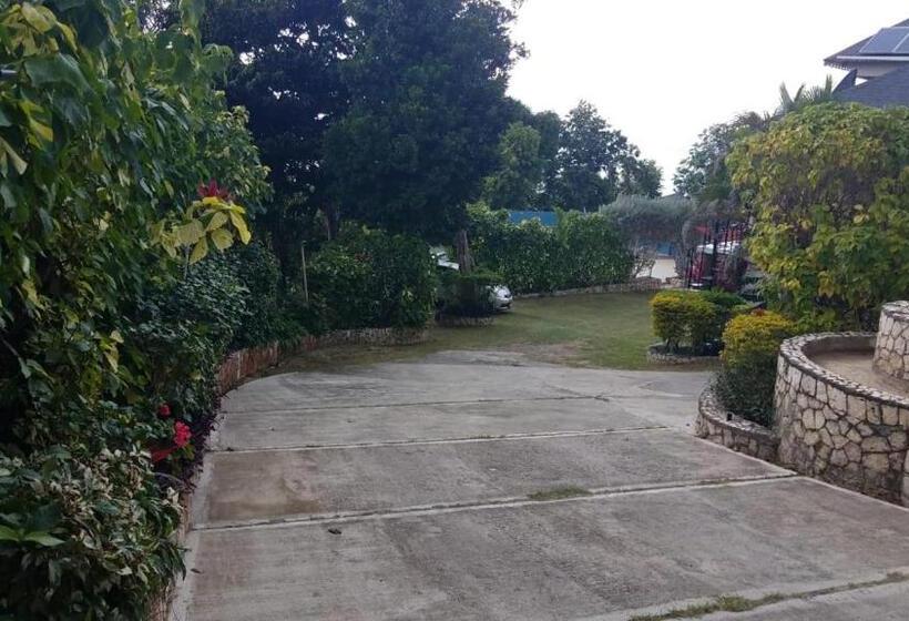 سوئیت با تخت بزرگ, Boutique B&b At Stone Village