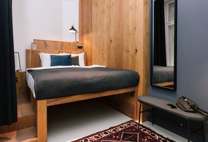 استودیوی استاندارد, Tg Hotel Apartments Budapest