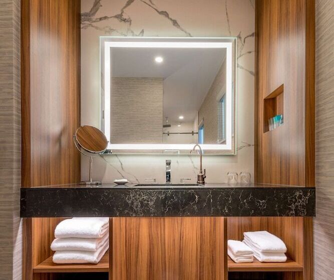 جناح, Hyatt Regency Calgary