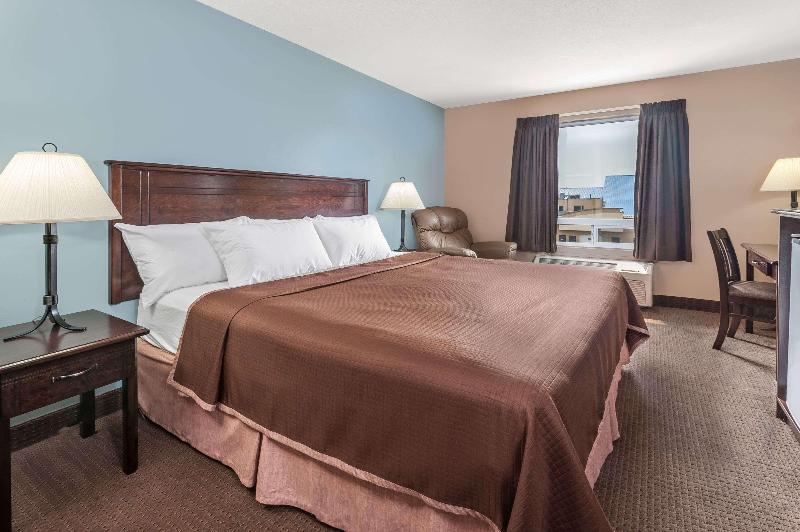 キングサイズベッドのスイートルーム, Super 8 By Wyndham Edmonton South