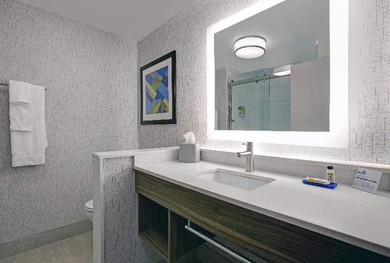 适合残疾人士使用的带超级大床的标准间, Holiday Inn Express   Milwaukee Downtown, An Ihg