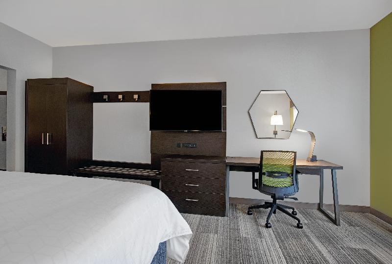 适合残疾人士使用的带超级大床的标准间, Holiday Inn Express   Milwaukee Downtown, An Ihg