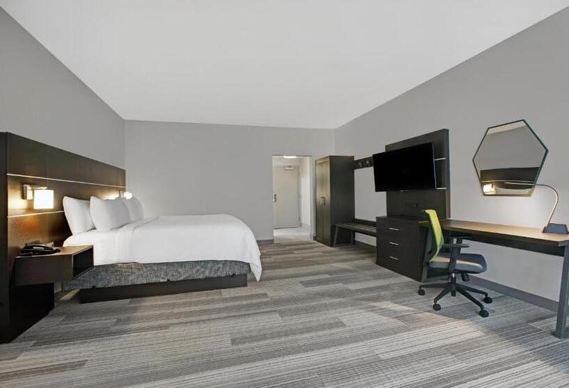 带大床的套房, Holiday Inn Express   Milwaukee Downtown, An Ihg