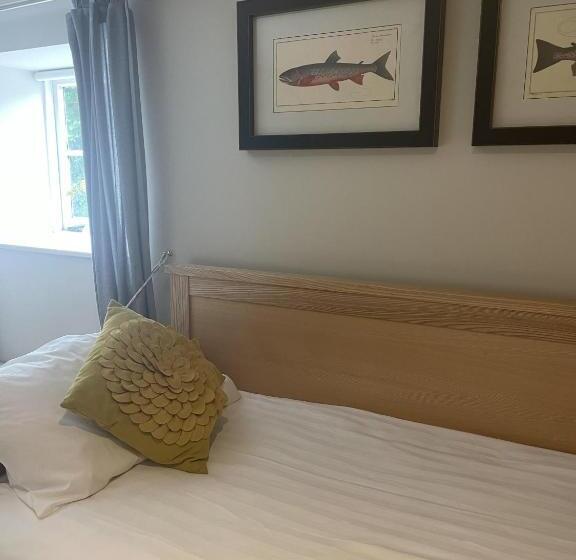 家庭间, The Sea Trout Inn