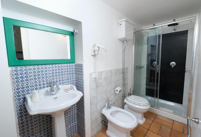 اتاق لوکس سه تخته, Borgo Santuri