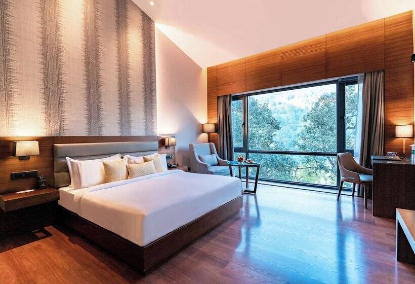家庭间, The Rosefinch Sarovar Portico