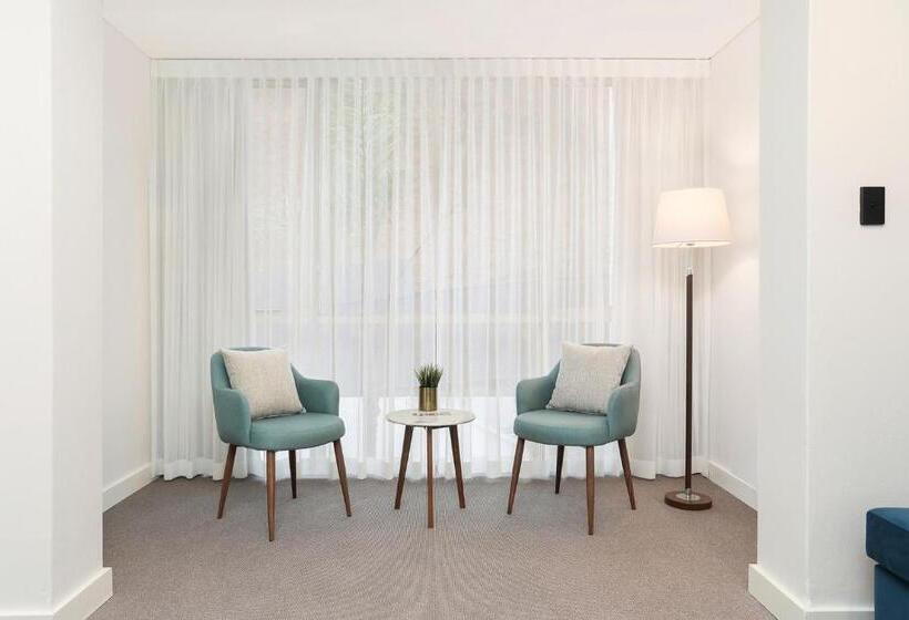스탠다드 스튜디오, Killara Hotel & Suites