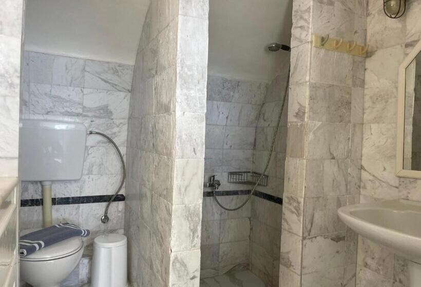 سوئیت با وان آب گرم, Alexander Villas
