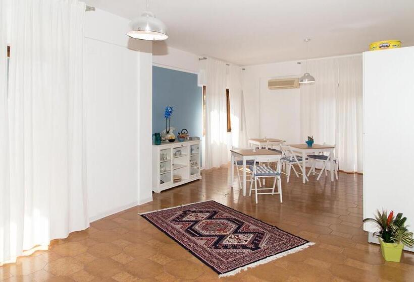 اتاق لوکس با بالکن, Al Siciliando B&b