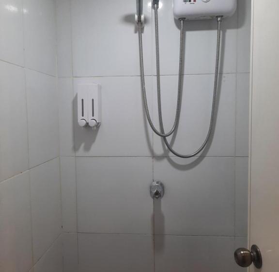 اتاق استاندارد با سرویس بهداشتی مشترک, Airport Hostel Manila