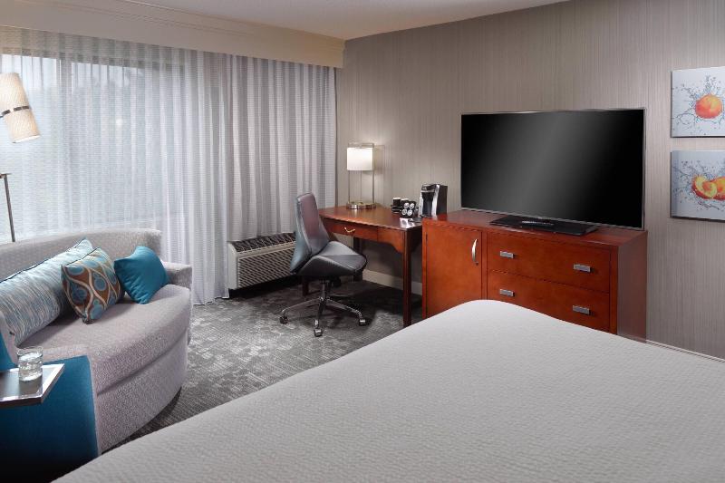 带大床的行政房间, Courtyard By Marriott Atlanta Alpharetta