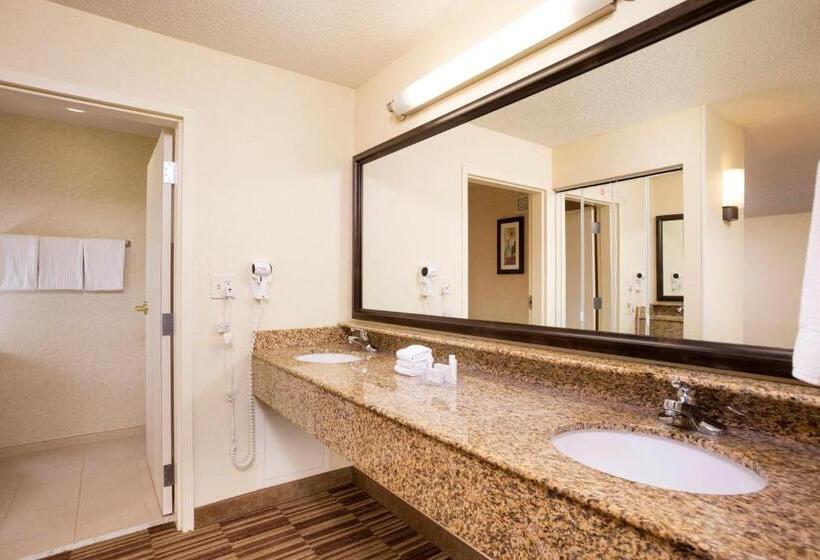 Люкс Кровать Кинг, Courtyard Boston Natick