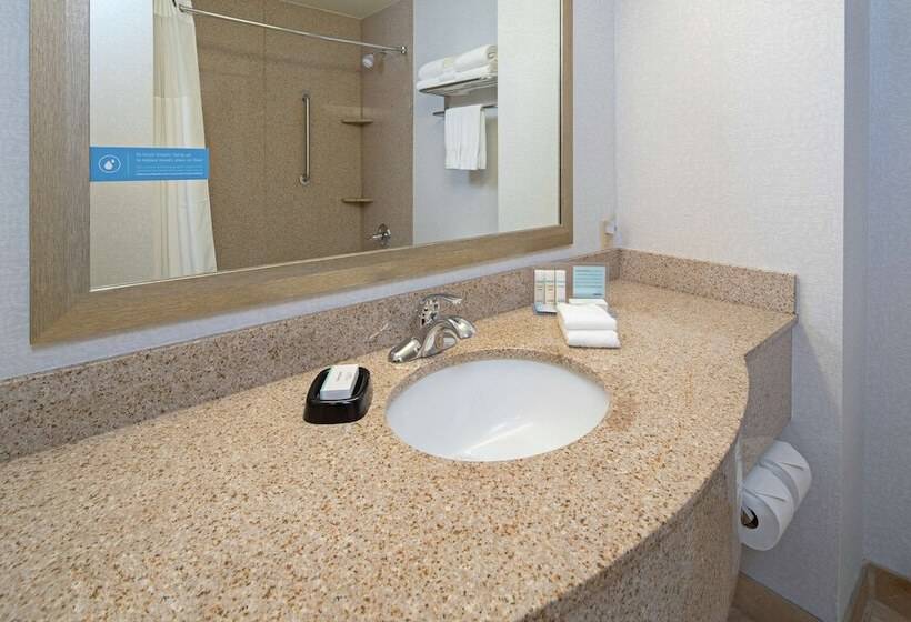 스탠다드 스튜디오, Hampton Inn & Suites Bremerton