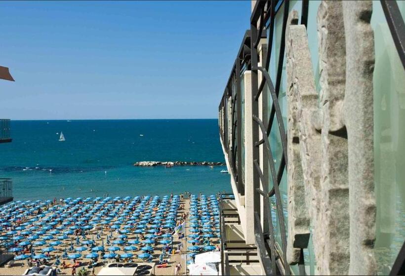 Трехместный Номер Стандарт Боковой Вид на Море, Negresco