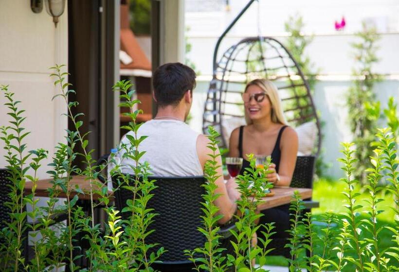 سوییت با چشم‌انداز باغ, Green Beyza Suites