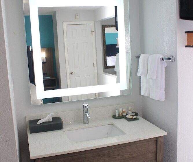 مجموعه ویستا شهر, La Quinta By Wyndham Oceanfront Daytona Beach