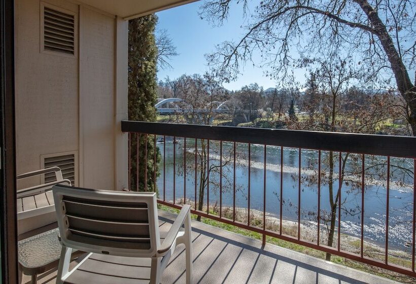 Номер Премиум, Riverside Inn
