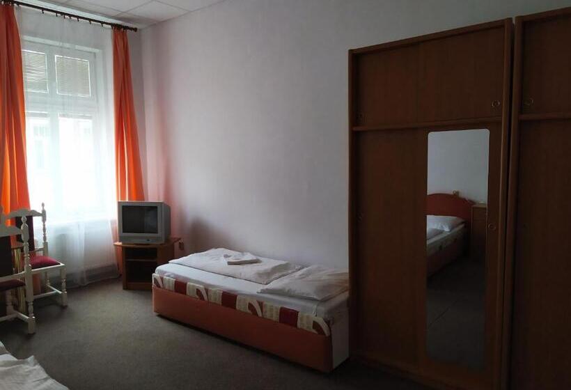 اتاق استاندارد سه تخته با سرویس بهداشتی مشترک, Tourist Room Maria
