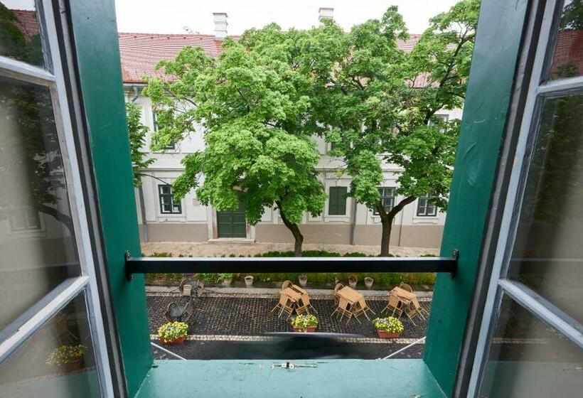 اتاق استاندارد, Postel Hostel