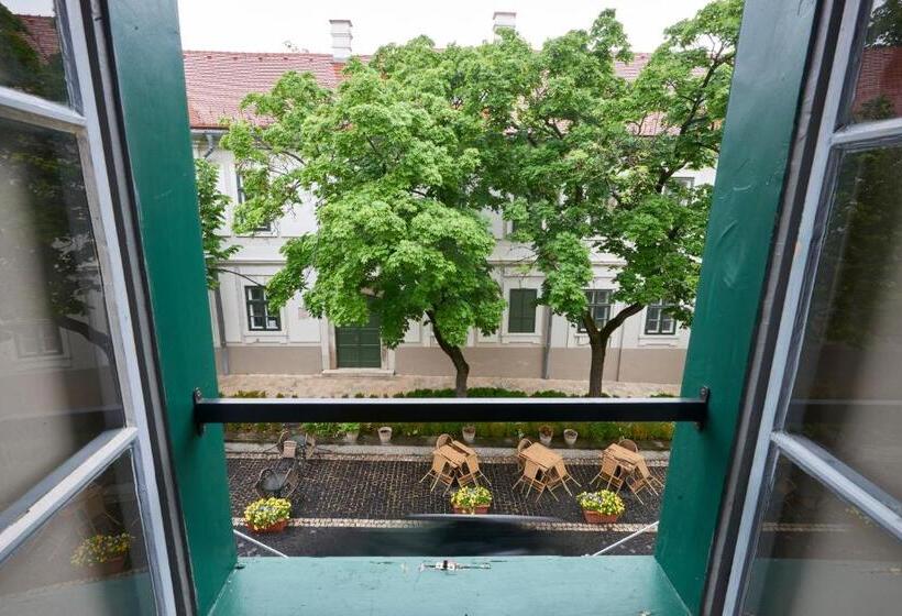 اتاق استاندارد سه نفره, Postel Hostel