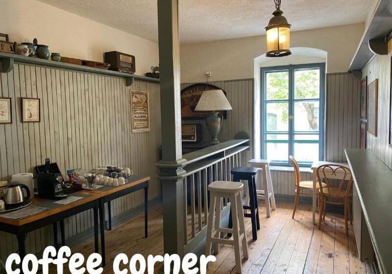 اتاق استاندارد سه نفره, Postel Hostel