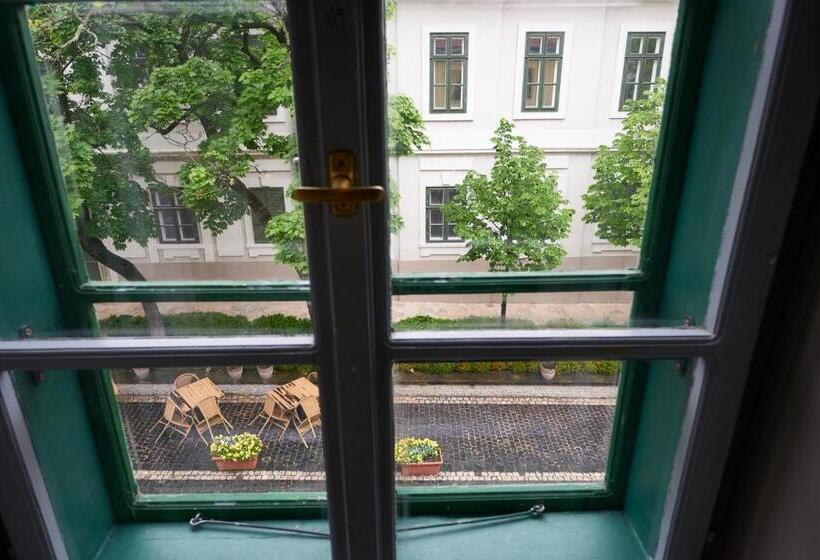 اتاق استاندارد, Postel Hostel