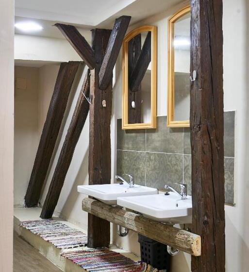 اتاق استاندارد با سرویس بهداشتی مشترک, Postel Hostel