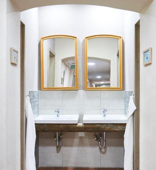 اتاق استاندارد با سرویس بهداشتی مشترک, Postel Hostel