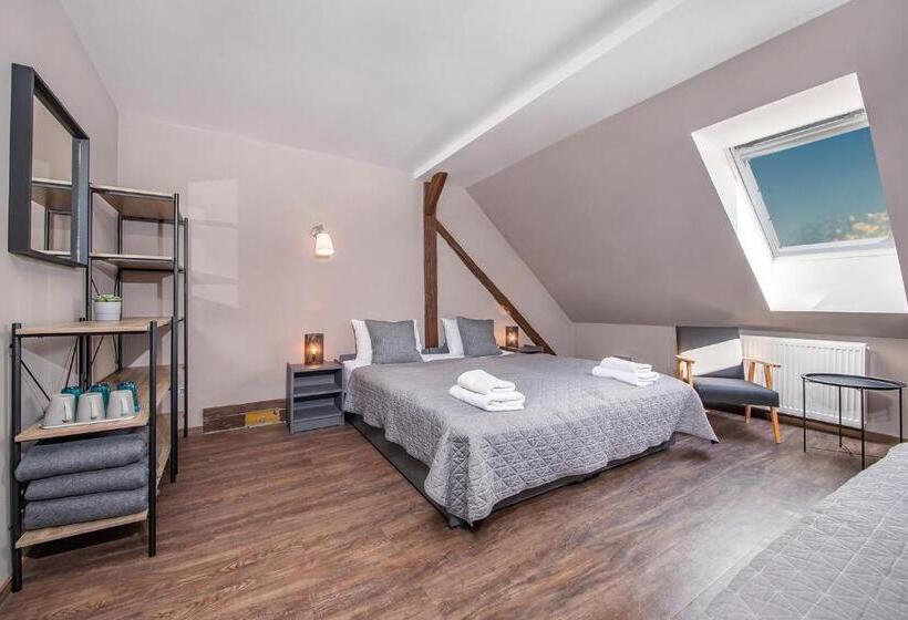 اتاق استاندارد سه نفره, Postel Hostel