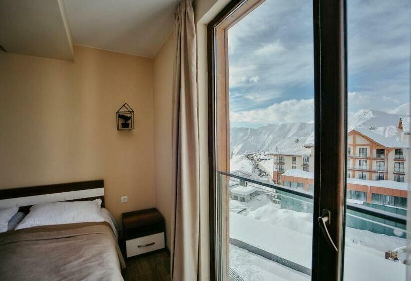 استودیوی استاندارد, Maisako's New Gudauri Apartment