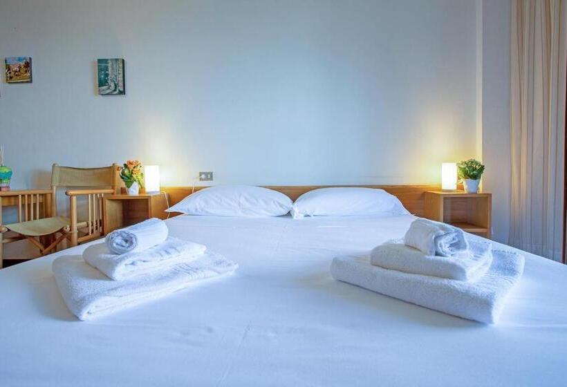스탠다드 룸 킹사이즈 침대, Grem Bike Hostel