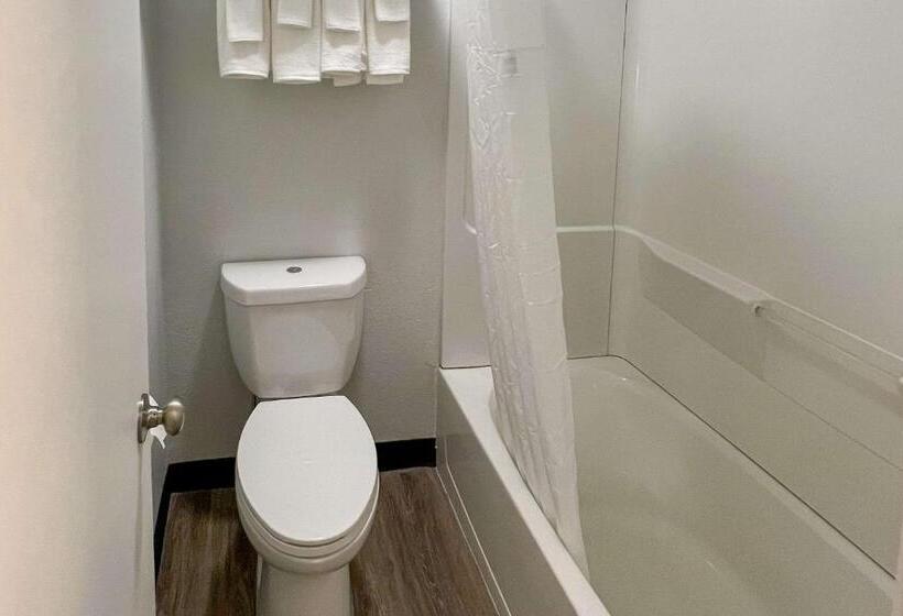 غرفة قياسية سرير كينج لذوى الإحتياجات الخاصة, Quality Inn & Suites