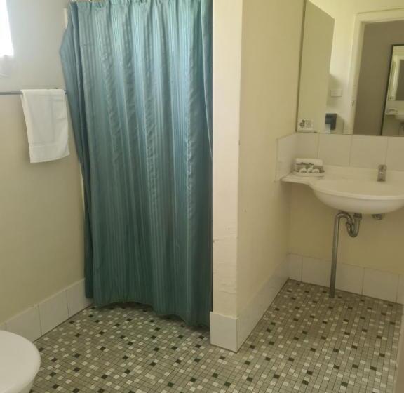 Семейный Номер, Valley View Motel