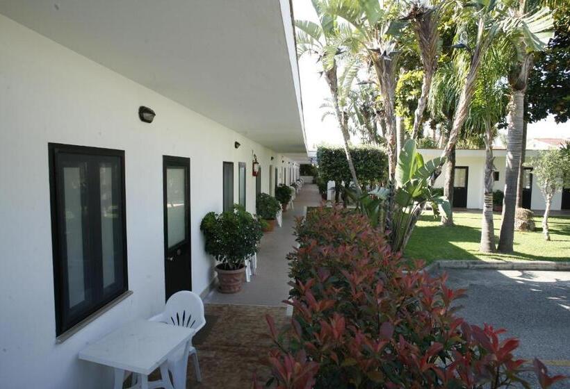 غرفة أساسية ثلاثية, B&b Marina