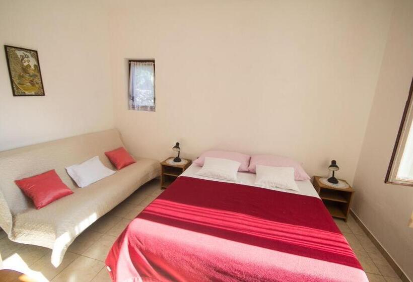 شقة غرفة واحدة, Villa Maria