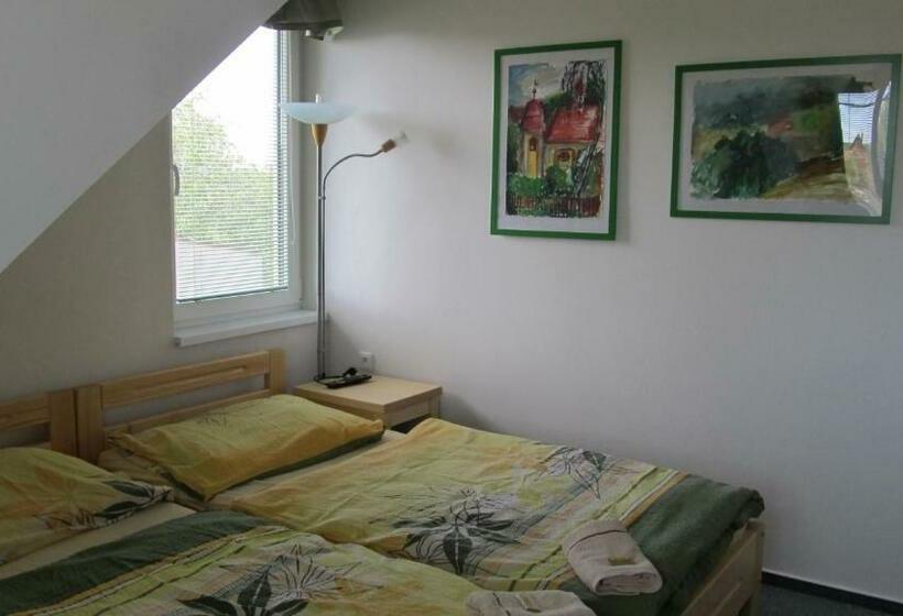 2ベッドルームアパートメント, Ubytování U Macochy