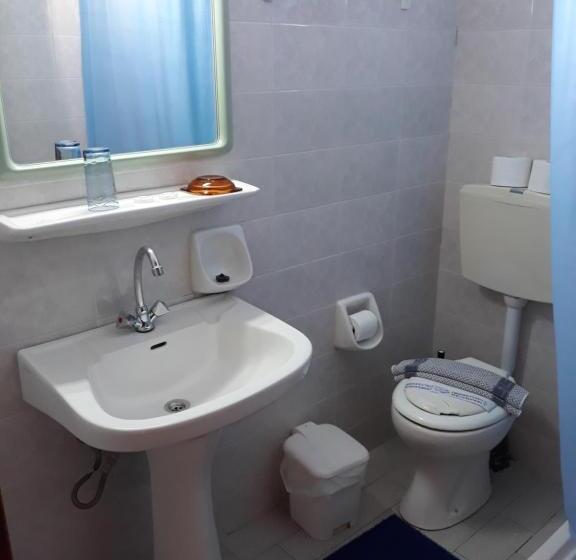 Quarto Triplo Estandar, Neon