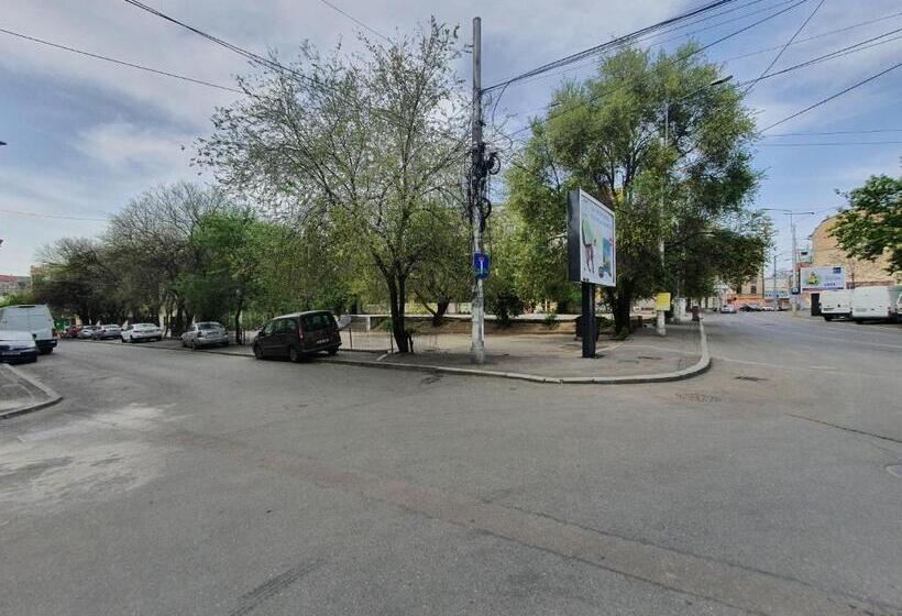 اتاق استاندارد, The Floor Piata Unirii