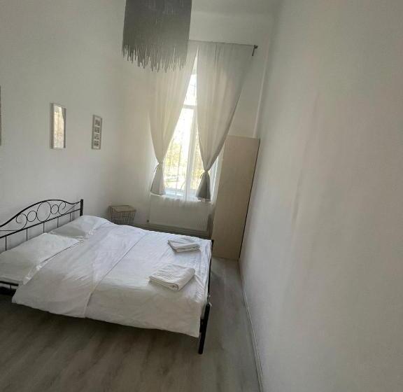 اتاق استاندارد, The Floor Piata Unirii