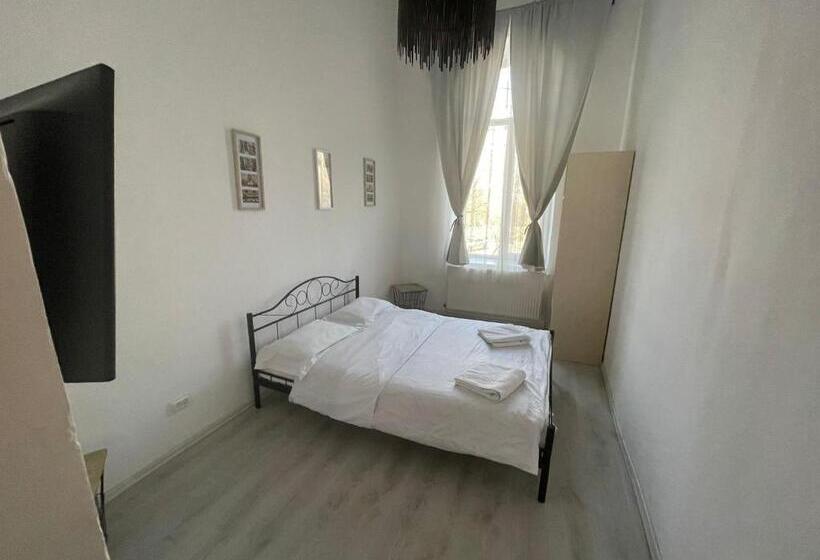 اتاق استاندارد, The Floor Piata Unirii