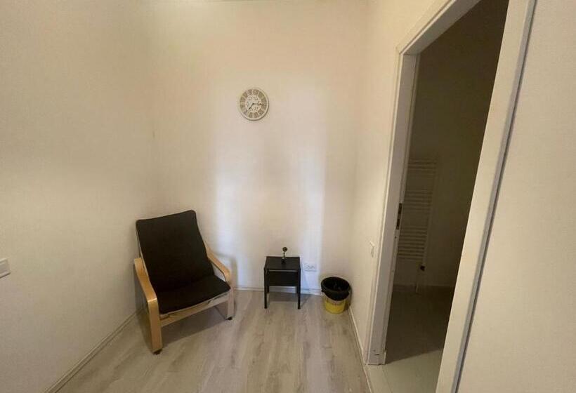اتاق استاندارد, The Floor Piata Unirii