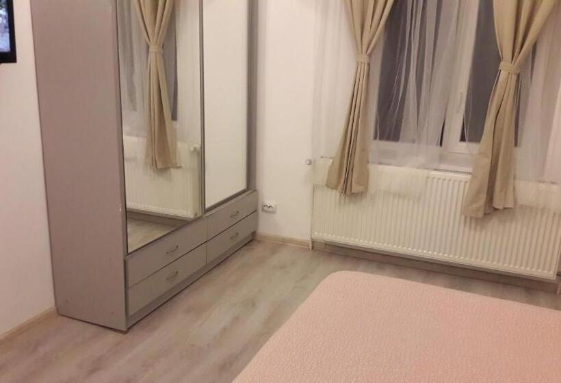 اتاق استاندارد, The Floor Piata Unirii
