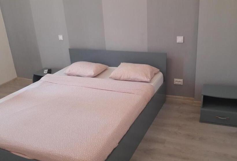 اتاق استاندارد, The Floor Piata Unirii