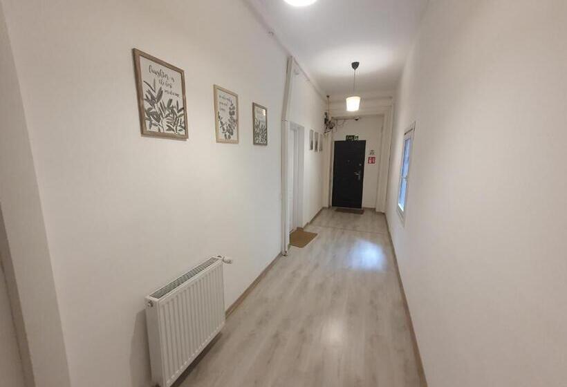 اتاق استاندارد, The Floor Piata Unirii