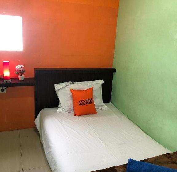 Номер Economy Индивидуальный, Koolkost Syariah Near Tunjungan Plaza 2