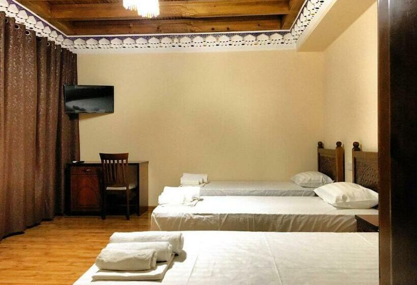 اتاق استاندارد سه نفره, Old House